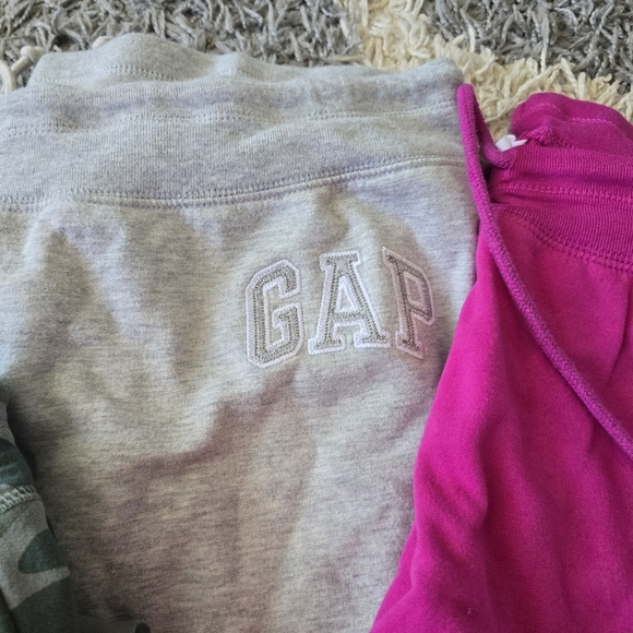 GAP Sweatpants for Effortless Comfort - Picture 3 of 6